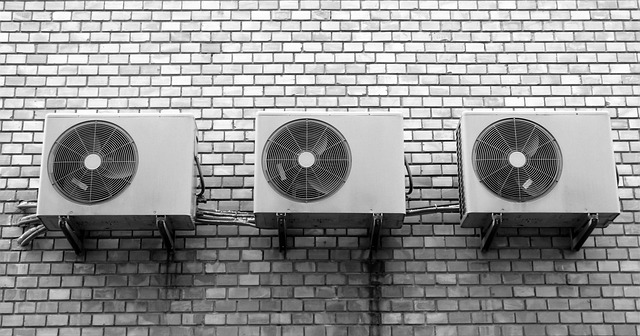 3 unité extérieur de climatisation sur un mur